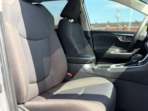 Used 2022 Toyota RAV4 LE image 16