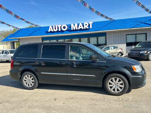 Used 2015 Chrysler Town & Country Touring FWD image 1