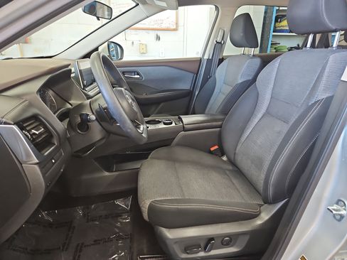 Used 2022 Nissan Rogue SV image 9