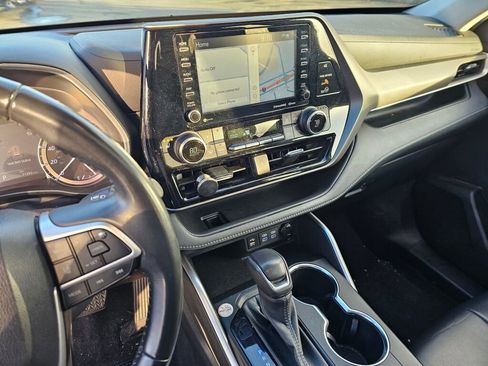 Used 2022 Toyota Highlander XLE image 29