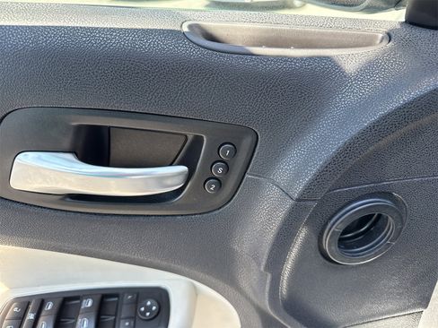 Used 2018 Chrysler 300 Limited image 16