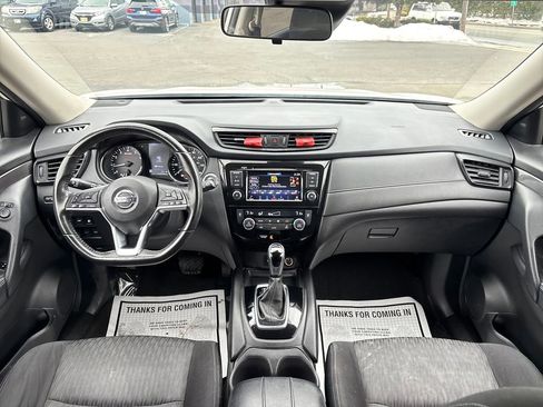 Used 2019 Nissan Rogue SV image 16