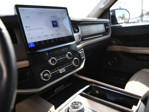 Used 2024 Ford Expedition Limited image 18