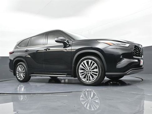 Certified 2024 Toyota Highlander Platinum FWD image 30