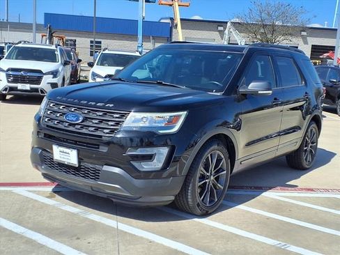 Used 2017 Ford Explorer XLT w/ Equipment Group 202A image 3