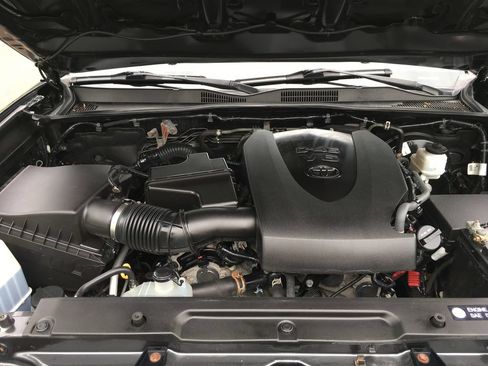 Used 2019 Toyota Tacoma SR5 AWD/4WD image 13