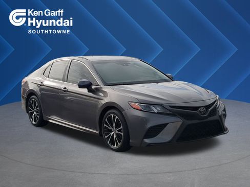 Used 2018 Toyota Camry SE image 1