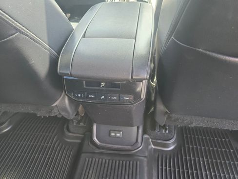 Used 2022 Toyota Highlander XLE AWD/4WD image 14