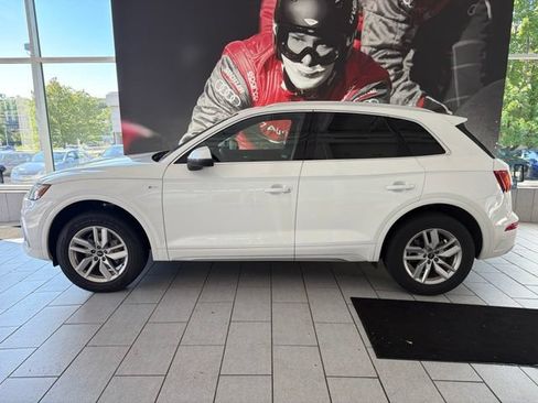 Used 2023 Audi Q5 2.0T Premium w/ Convenience Package AWD/4WD image 2