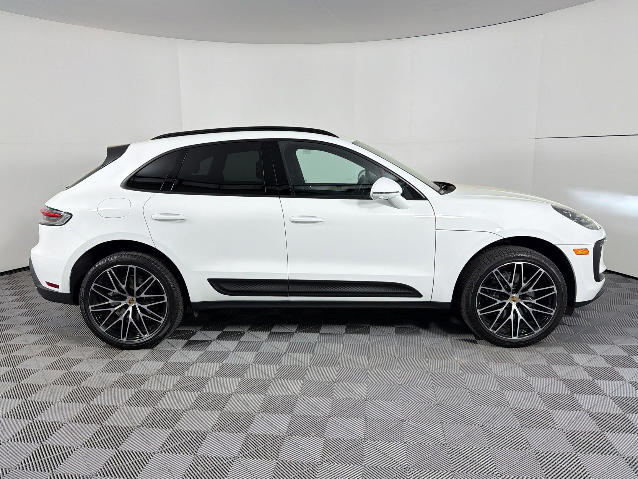 Certified 2026 Porsche Macan AWD/4WD image 8