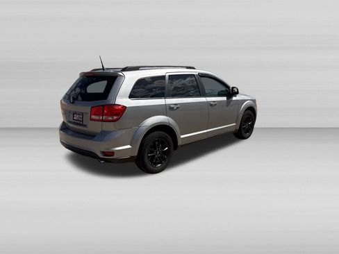 Used 2019 Dodge Journey SE w/ Blacktop Package FWD image 4
