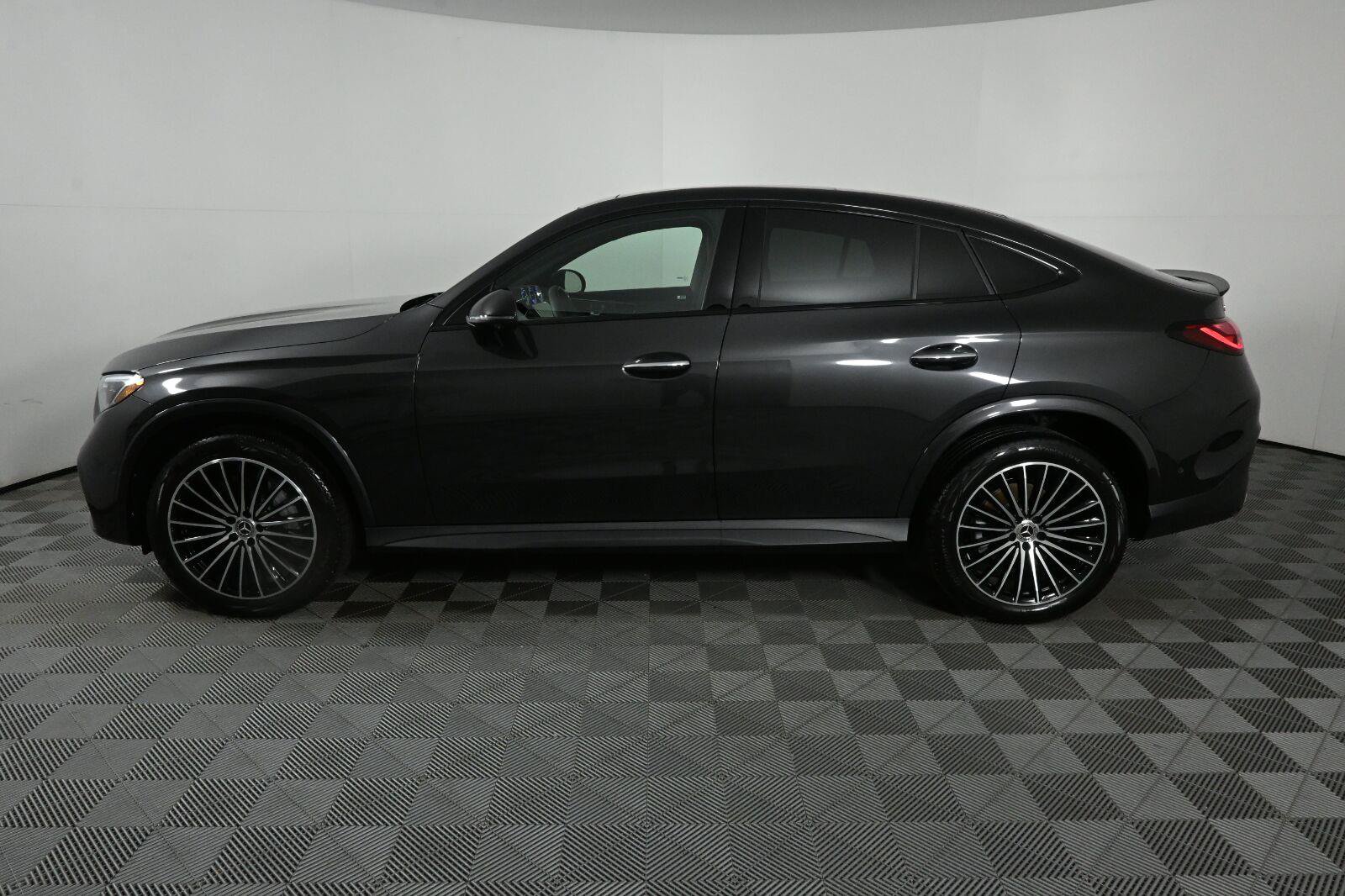Used 2026 Mercedes-Benz GLC 300 4MATIC image 2