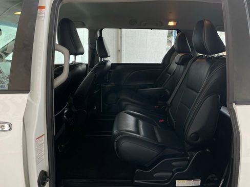 Used 2017 Toyota Sienna SE w/ Cargo Management Package image 19