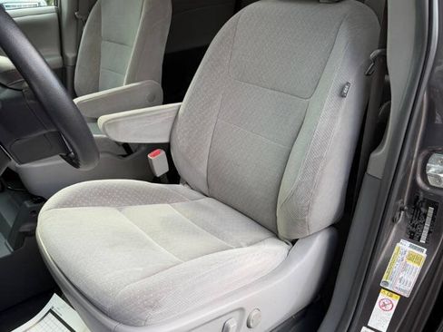 Used 2018 Toyota Sienna LE FWD image 33
