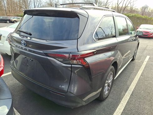 Used 2025 Toyota Sienna LE image 4