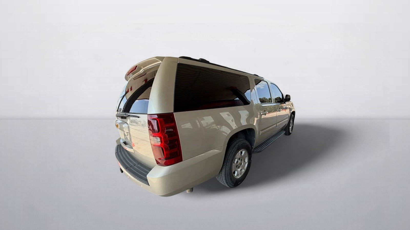 Used 2014 Chevrolet Suburban LT RWD image 6