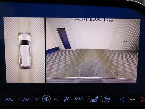 Used 2025 Chevrolet Suburban Premier image 19