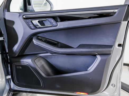 Certified 2025 Porsche Macan image 28