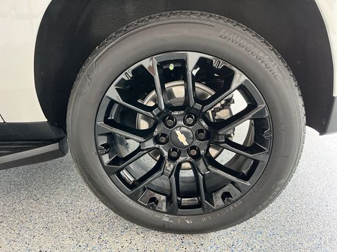 Used 2024 Chevrolet Suburban LT w/ Luxury Package RWD image 36