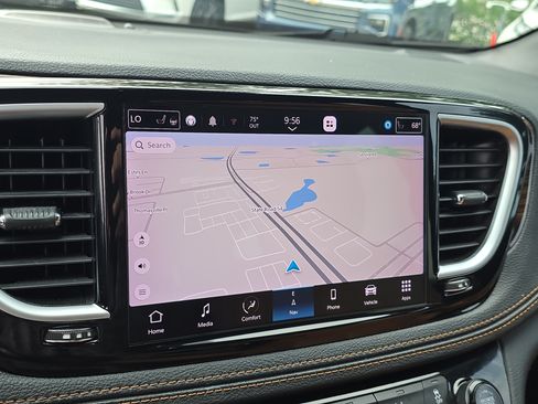 Used 2023 Chrysler Pacifica Pinnacle FWD image 24