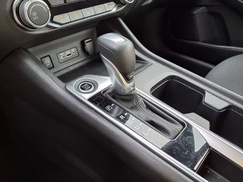 Used 2024 Nissan Sentra SV FWD image 9