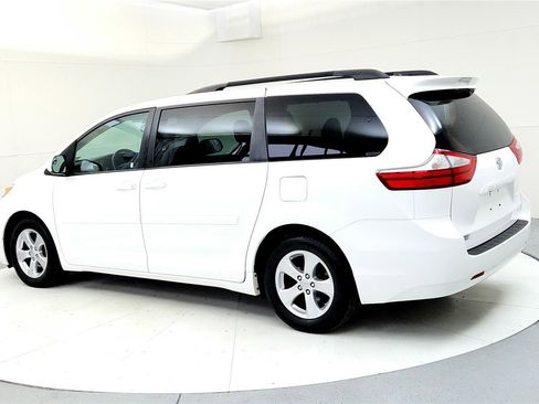 Used 2015 Toyota Sienna LE image 4