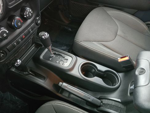 Used 2017 Jeep Wrangler Rubicon w/ Power Convenience Group image 22