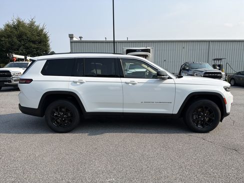 Used 2022 Jeep Grand Cherokee L Limited AWD/4WD image 9