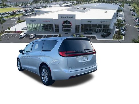 Used 2023 Chrysler Pacifica Touring-L image 32