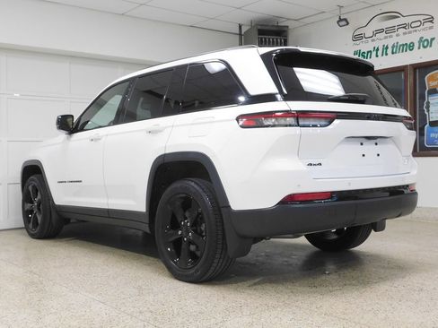 Used 2023 Jeep Grand Cherokee Altitude AWD/4WD image 9