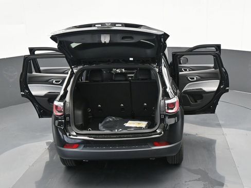 Used 2025 Jeep Compass Latitude image 58