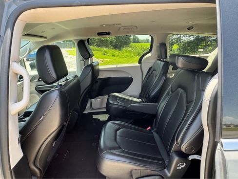 Used 2023 Chrysler Pacifica Touring-L FWD image 29