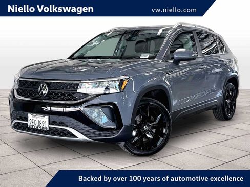 Used 2023 Volkswagen Taos SE w/ Panoramic Sunroof Package FWD image 1