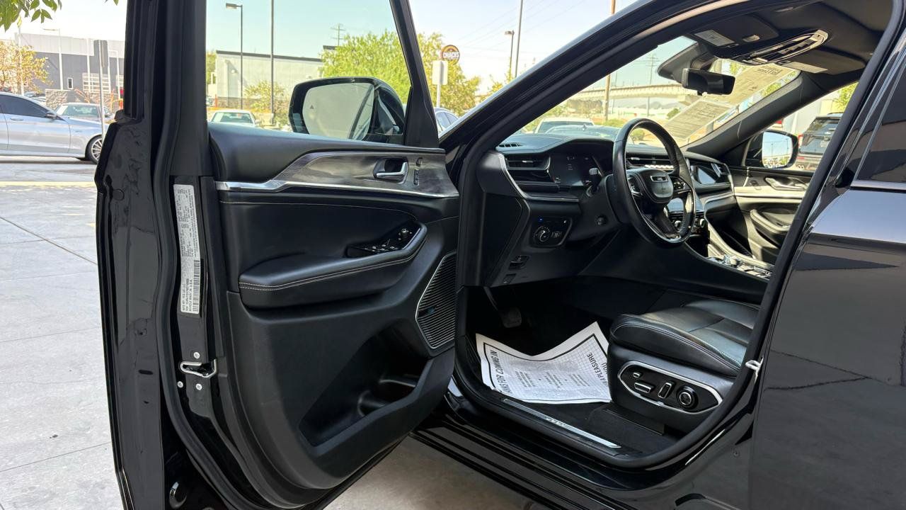 Used 2022 Jeep Grand Cherokee Overland w/ Advanced Protech Group III AWD/4WD image 17