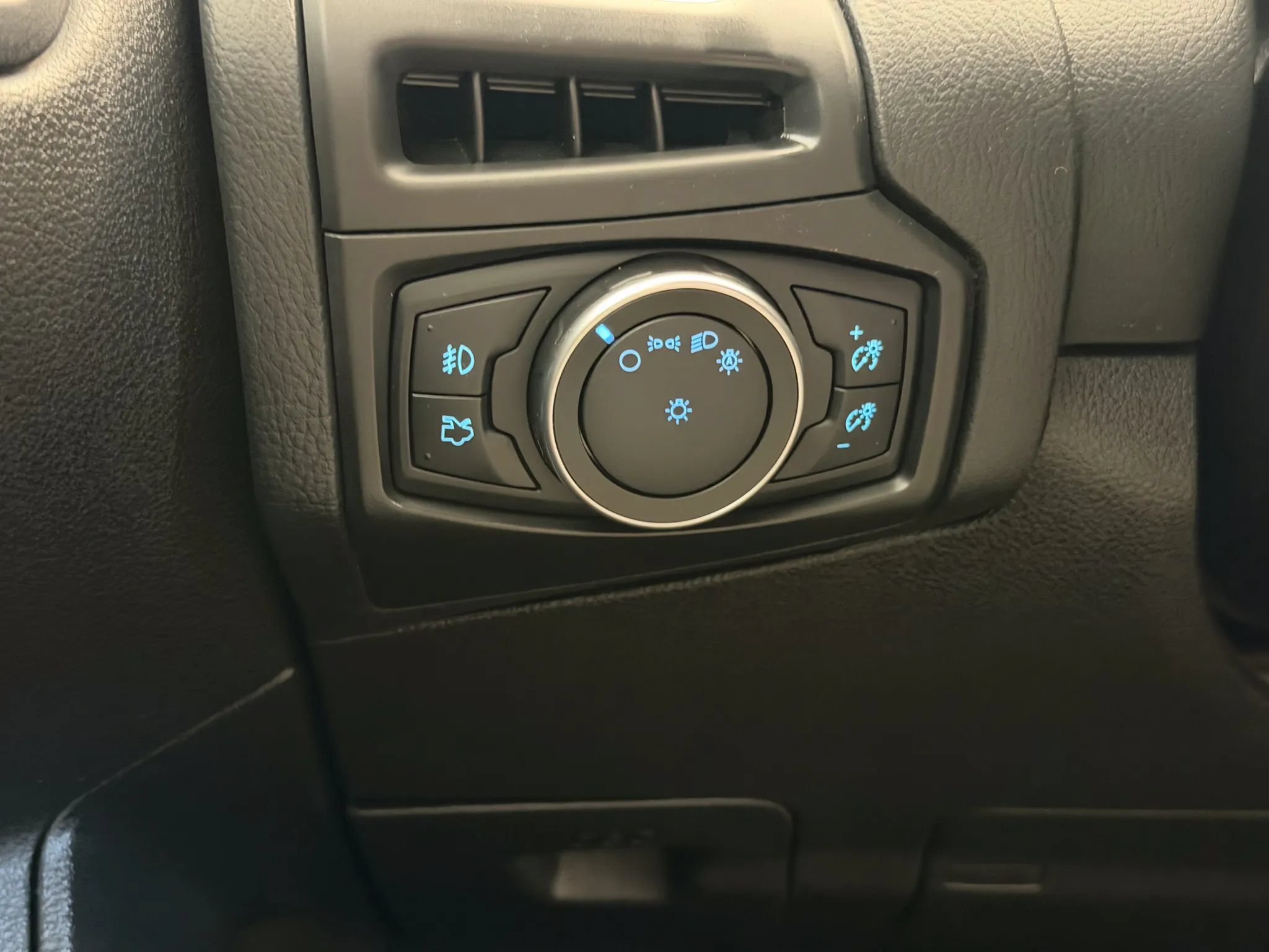 Used 2018 Ford Focus Titanium FWD image 35