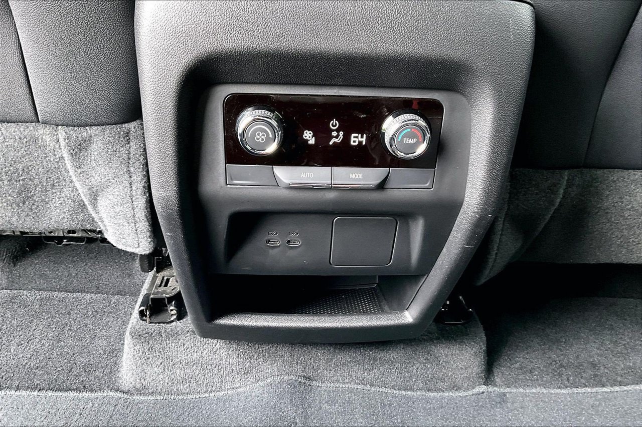 Used 2025 Chevrolet Traverse LT AWD/4WD image 15