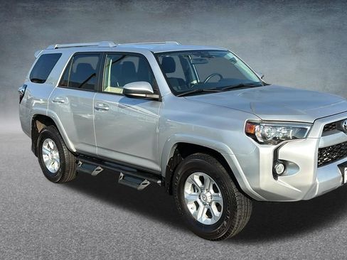 Used 2018 Toyota 4Runner SR5 AWD/4WD image 2