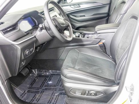 New 2025 Jeep Grand Cherokee L Altitude image 16