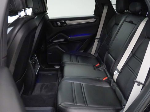 Certified 2023 Porsche Cayenne Platinum Edition image 18