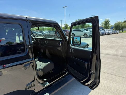 Used 2018 Jeep Wrangler Unlimited Sahara w/ LED Lighting Group AWD/4WD image 23