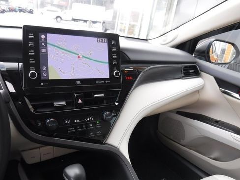 Used 2022 Toyota Camry XLE w/ Navigation Upgrade Package image 30