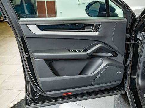 Certified 2025 Porsche Cayenne E-Hybrid Coupe AWD/4WD image 22