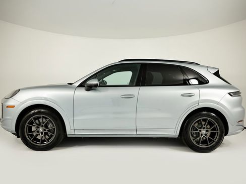 Certified 2025 Porsche Cayenne image 2