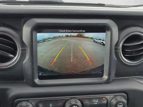 Used 2019 Jeep Wrangler Unlimited Sahara image 12