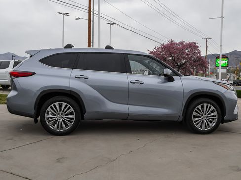Used 2023 Toyota Highlander Platinum image 9