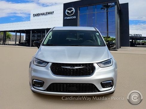 Used 2024 Chrysler Pacifica Touring-L FWD image 6