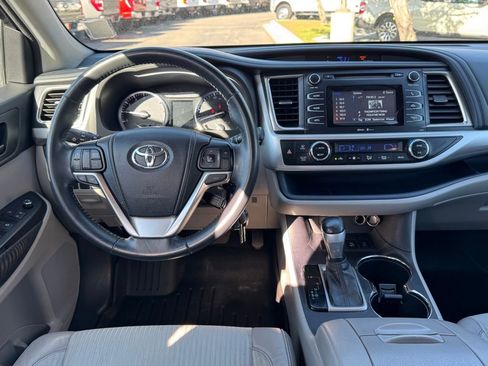 Used 2014 Toyota Highlander Plus AWD/4WD image 19