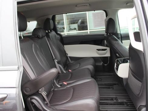 Used 2024 Kia Carnival EX FWD image 33