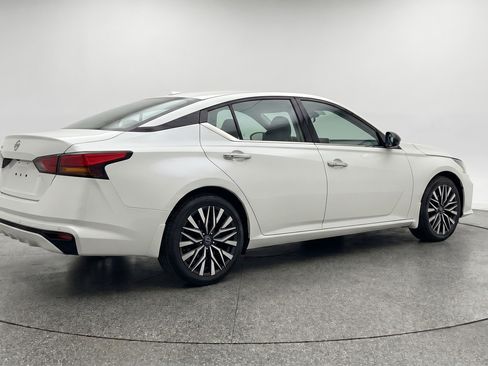 Used 2025 Nissan Altima 2.5 SV image 9