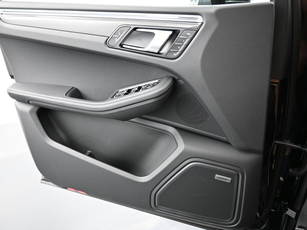 Certified 2026 Porsche Macan Turbo AWD/4WD image 21